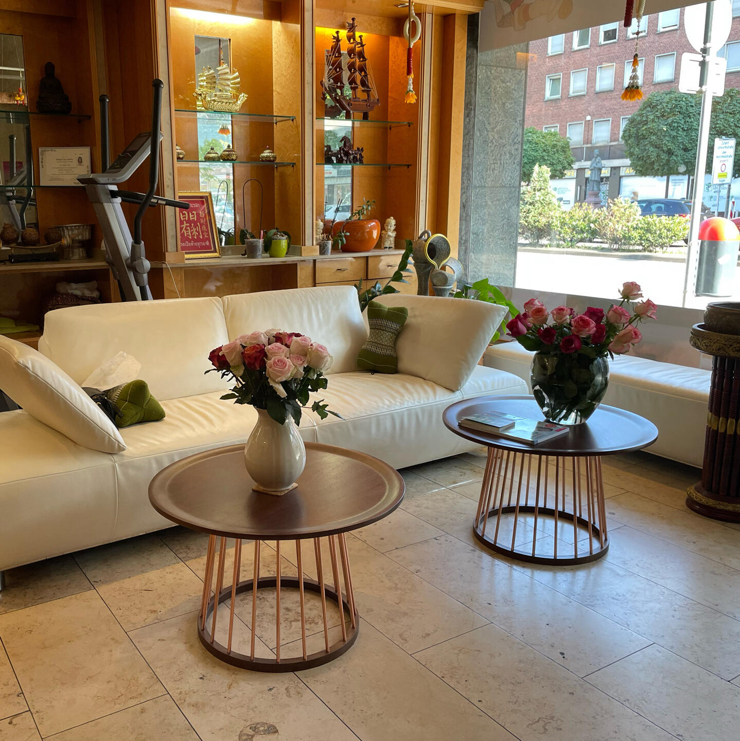 Lounge-Bereich mit weißem Sofa und Blumen